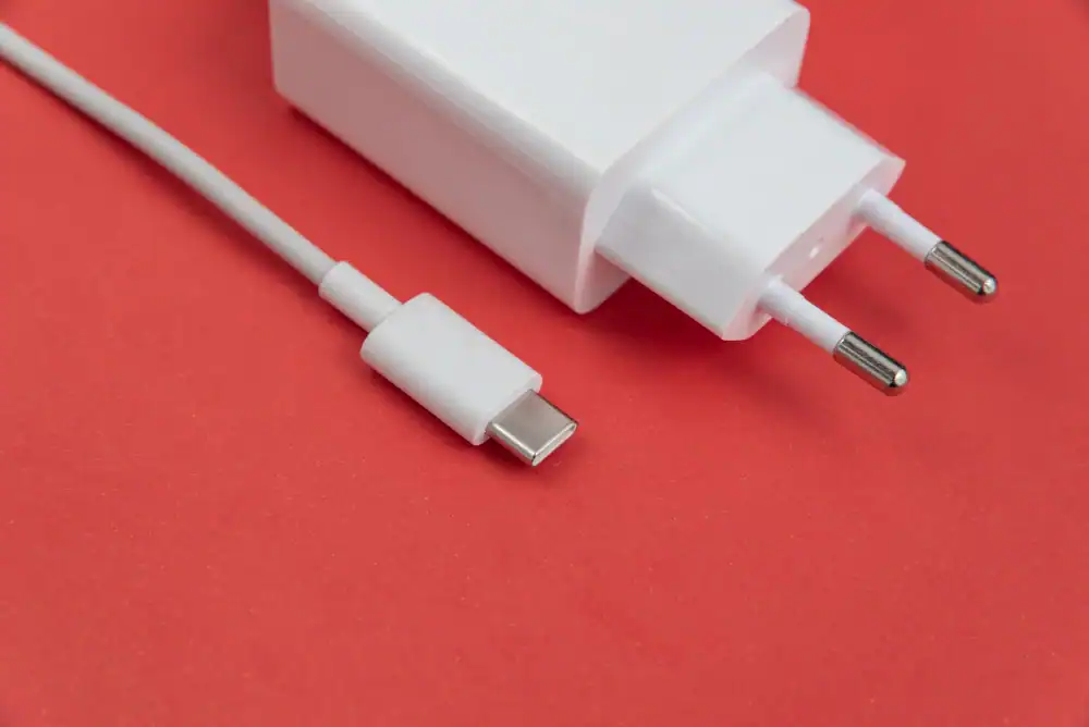 uoriginal oplader der bliver varm under opladning af telefon