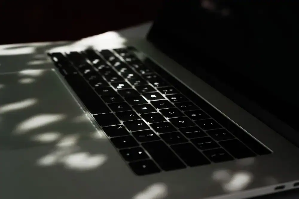 bærbar computer hvor blæseren kører på høj hastighed