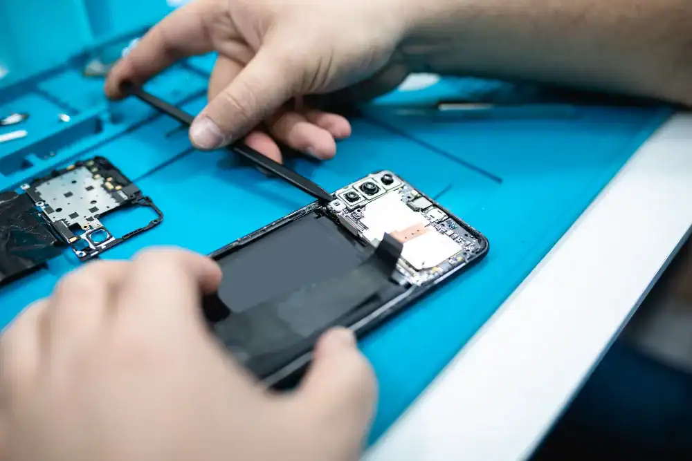 smartphone med vandskade liggende på bord efter kontakt med vand