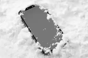 Telefon der fryser med fastlåst skærm