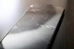 Revnet mobilskærm efter fald på hård overflade