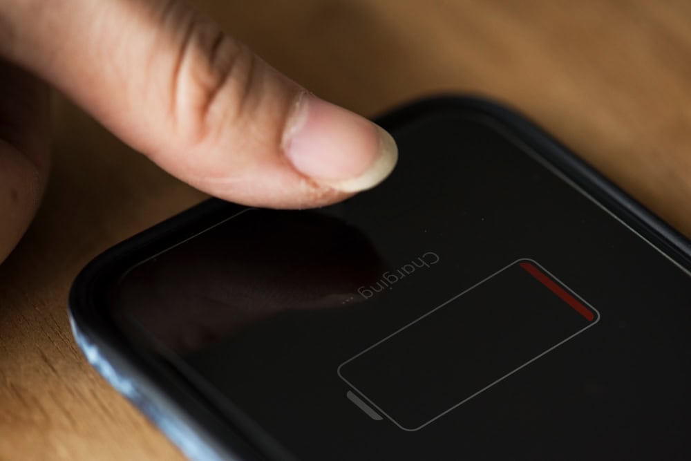 iPhone der oplades med tjek af batteritilstand i indstillinger