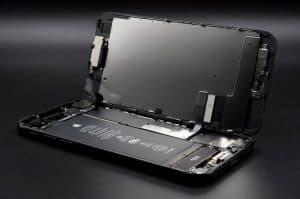 Udskiftning af slidt iPhone batteri på værksted