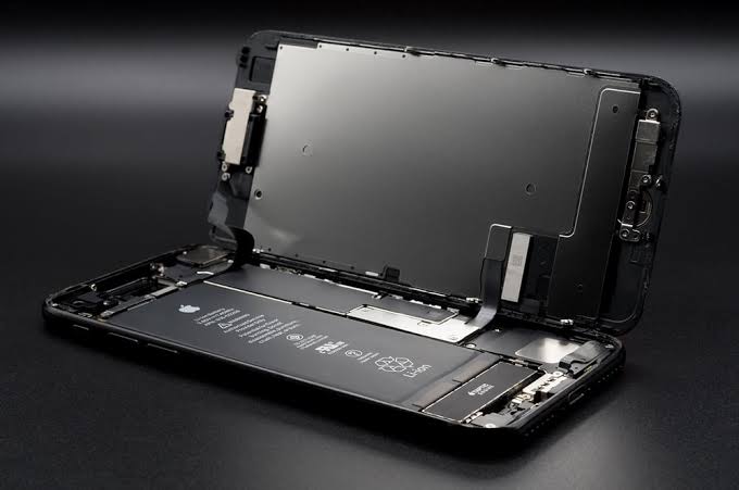 Udskiftning af slidt iPhone batteri på værksted