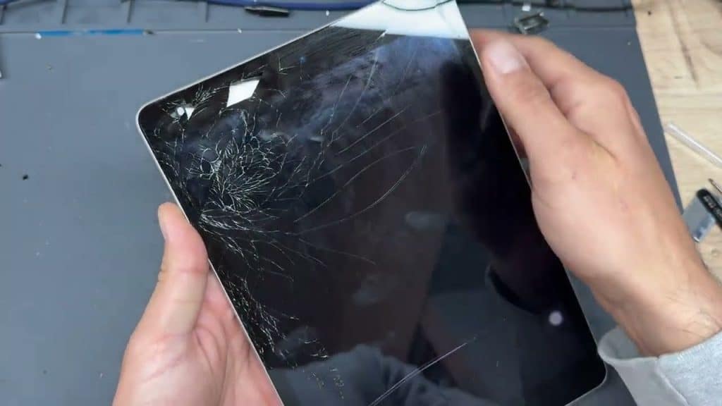 iPad med revnet skærm klar til udskiftning