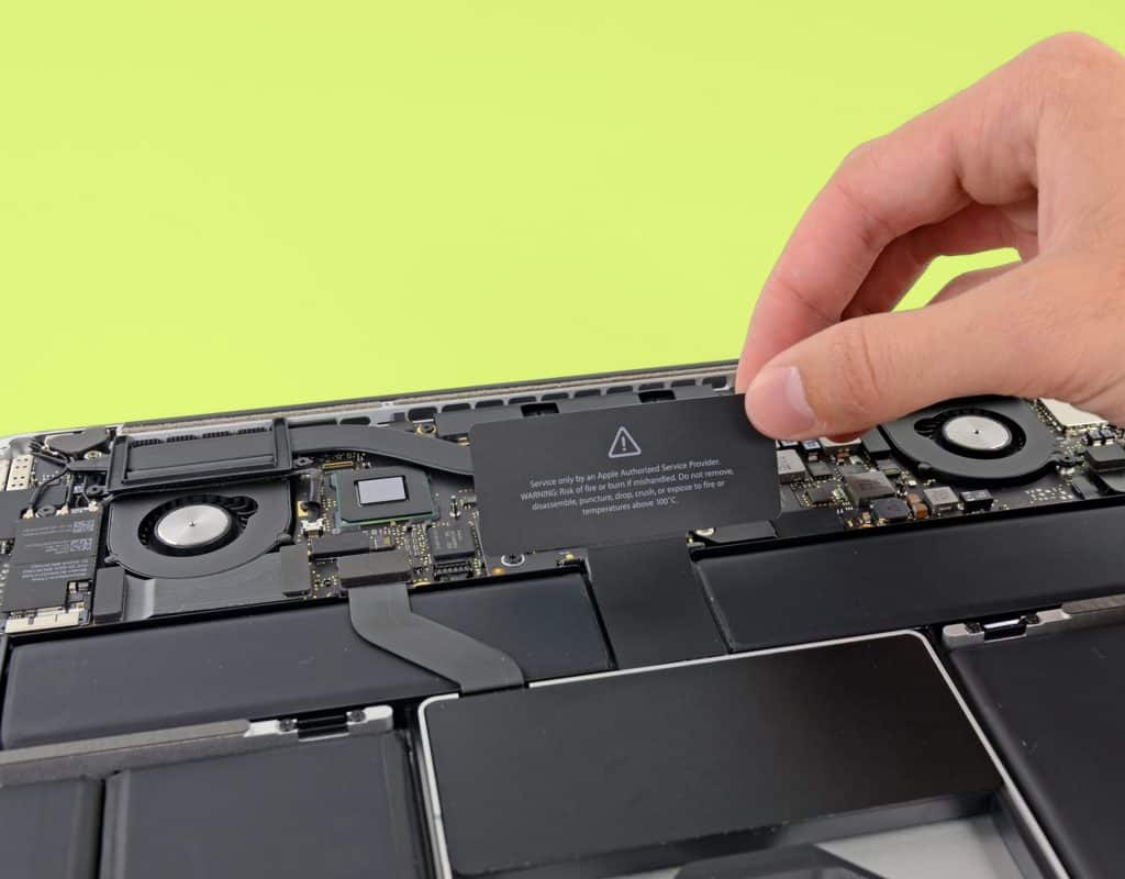 Udskiftning af batteri i MacBook på reparationsværksted