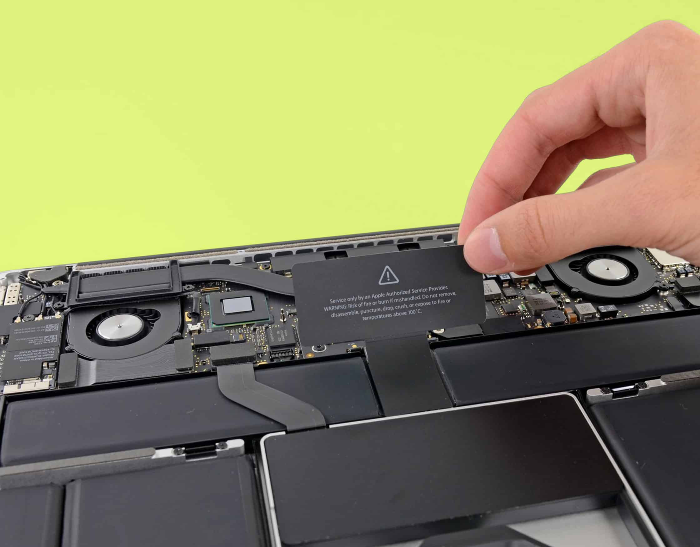 Udskiftning af batteri i MacBook på reparationsværksted