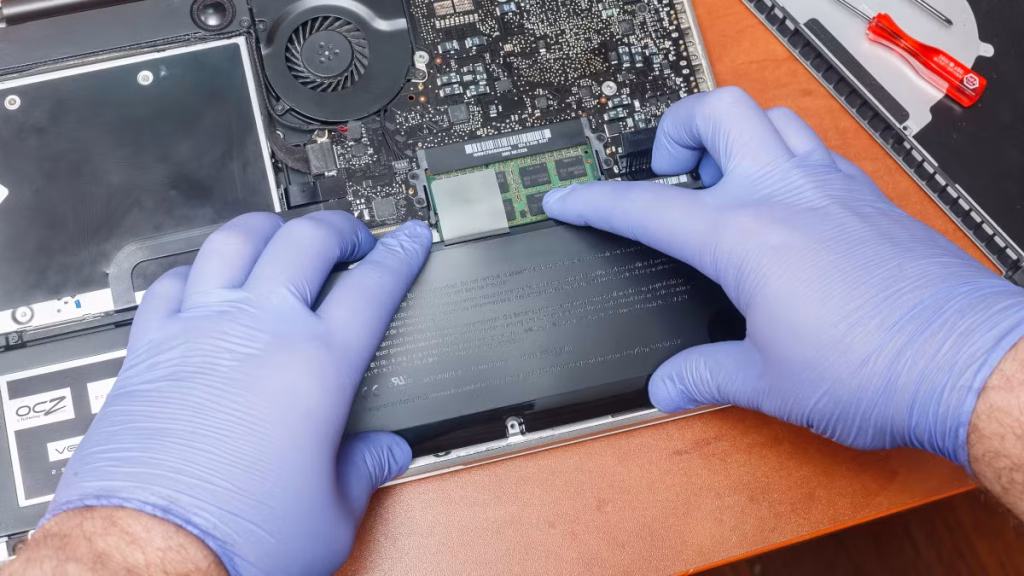 MacBook der viser besked om at batteriet skal serviceres