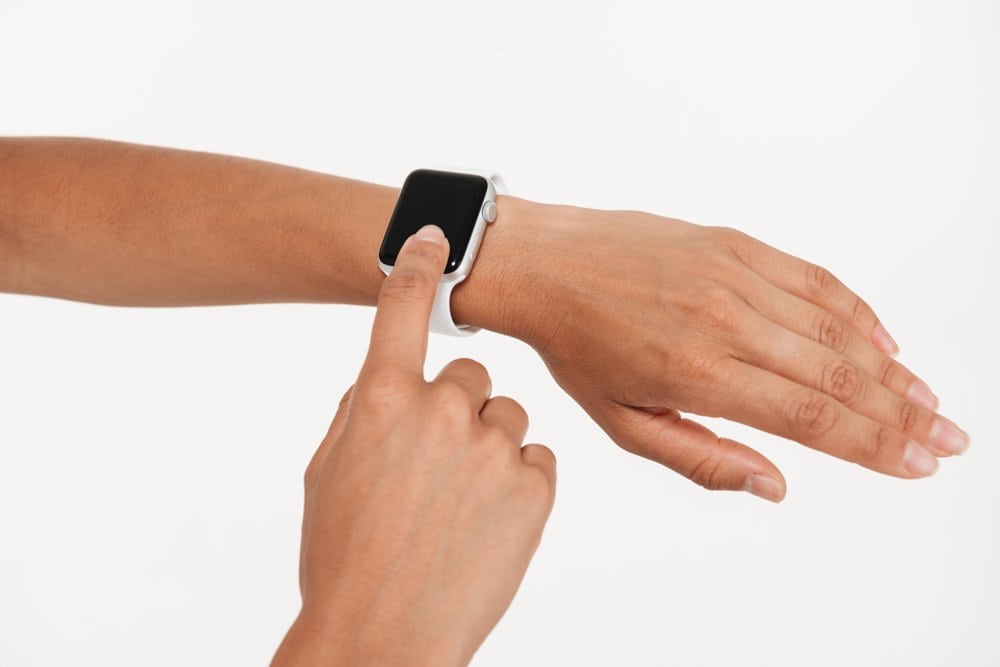 Apple Watch på håndleddet med revnet skærm