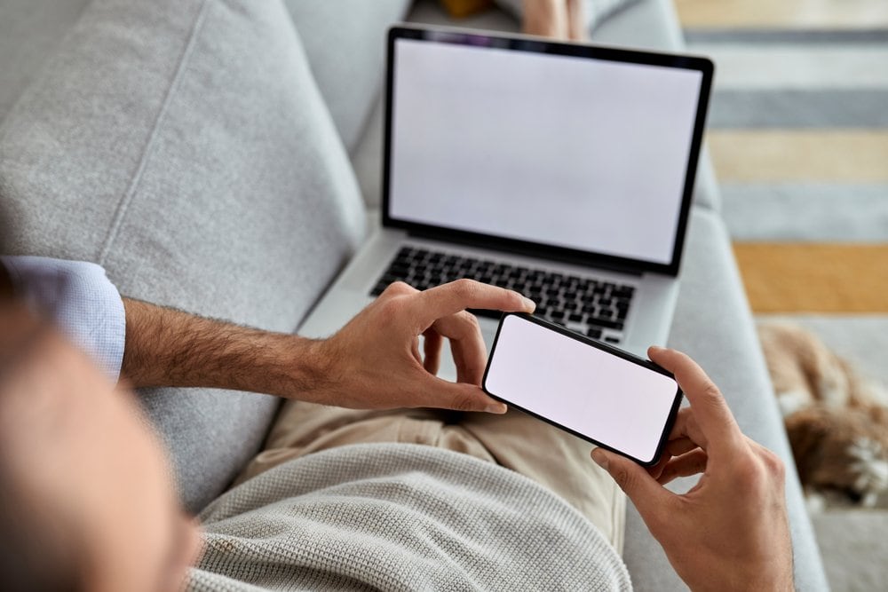 Mand der tager backup af sin iPhone via iCloud