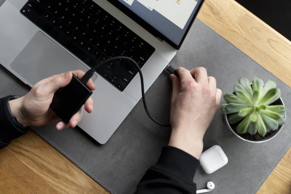 SSD tilsluttet bærbar computer som opgradering mod langsom ydeevne