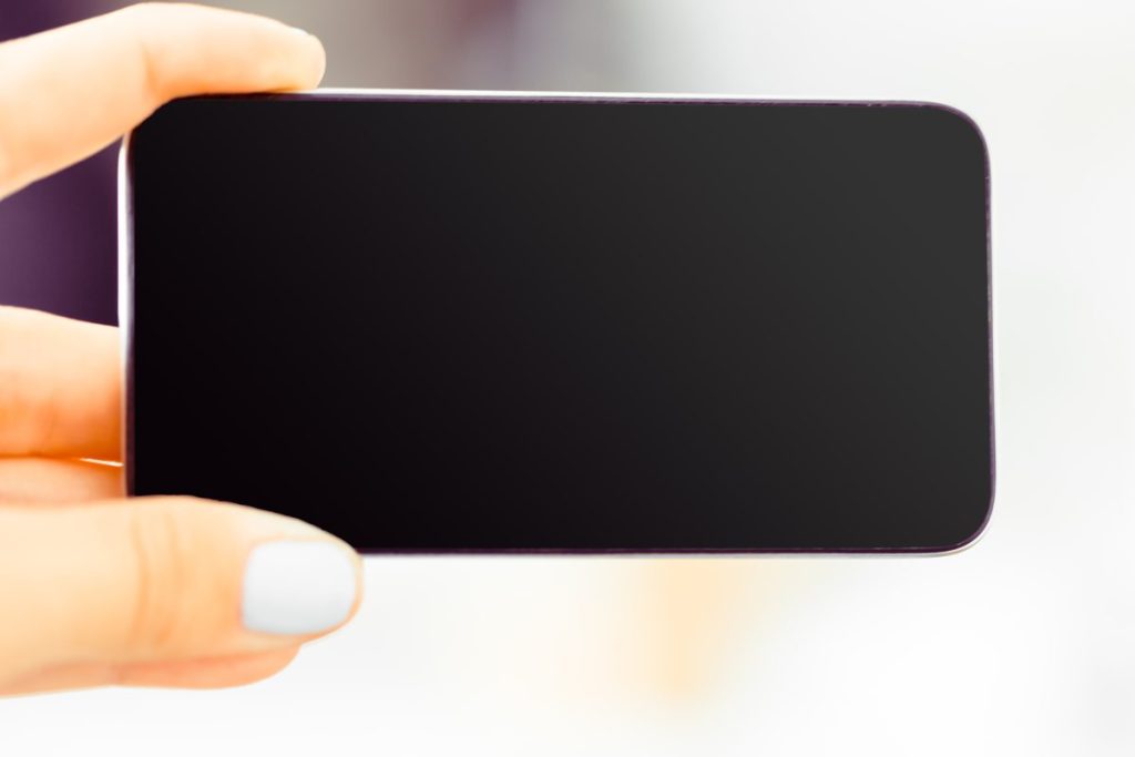 iPhone med sort skærm, hvor Face ID ikke låser op og adgangskoden skal bruges