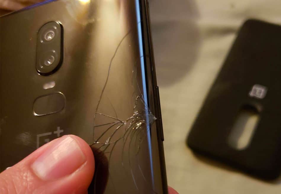 Tekniker monterer ny AMOLED-skærm på en OnePlus under reparation